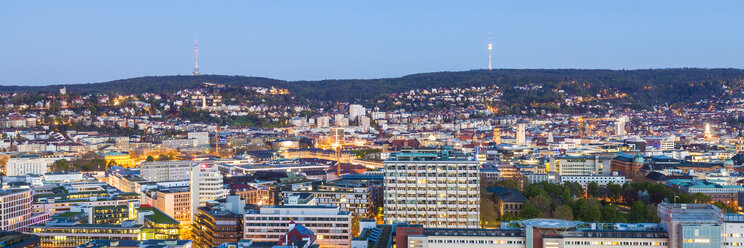 Deutschland, Stuttgart, Stadtbild mit Fernsehturm am Abend, blaue Stunde - WDF003592