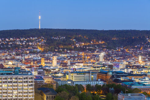 Deutschland, Stuttgart, Stadtbild mit Fernsehturm am Abend, blaue Stunde - WDF003593