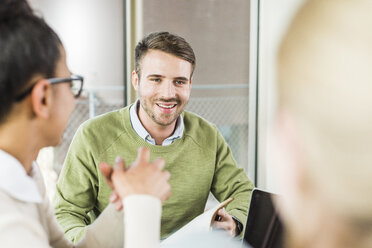 Drei Kollegen im Büro bei einer Besprechung - UUF007015