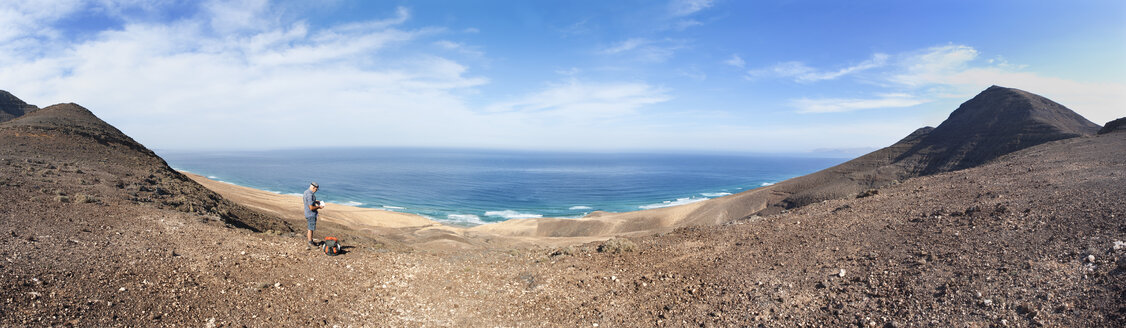 Spanien, Kanarische Inseln, Fuerteventura, Barlovento, Wanderer auf der Passhöhe Degollada de Pecenescal - WWF003951