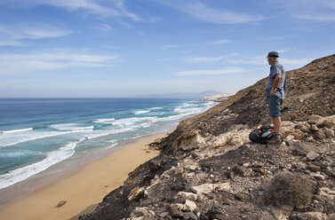 Spanien, Kanarische Inseln, Fuerteventura, Nordküste, Strand von Barlovento, Wanderer - WWF003952