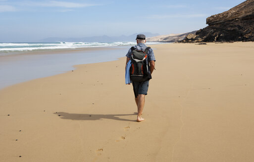 Spanien, Kanarische Inseln, Fuerteventura, Strand von Barlovento, Strandspaziergang - WWF003953