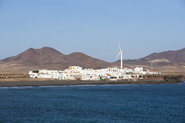 Spanien, Kanarische Inseln, Fuerteventura, El Puertito de la Cruz, im Hintergrund der Berg Las Talahijas - WWF003961