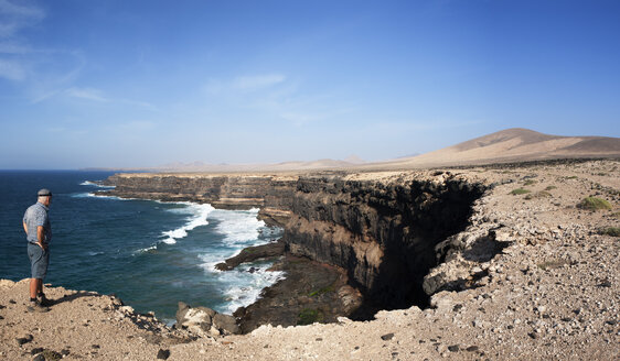 Spain, Canary Islands, Fuerteventura, West coast near Los Molinos, hiker - WWF003970