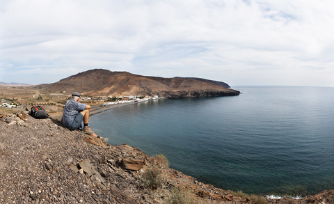 Spanien, Kanarische Inseln, Fuerteventura, Südostküste, Giniginamar, Wanderer auf dem Weg zum Berg Lapa, lizenzfreies Stockfoto