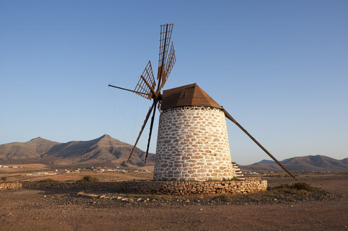 Spanien, Kanarische Inseln, Fuerteventura, Tefia, alte Windmühle - WWF003978