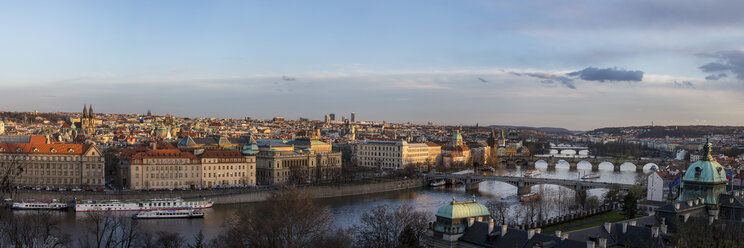 Tschechische Republik, Prag, Panoramablick auf die Stadt mit dem Fluss Vltava und der Karlsbrücke - YRF000100