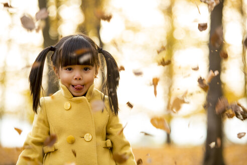 Vietnamesisches Mädchen, Porträt, draußen im Wald in der Herbstzeit - ZOCF000048