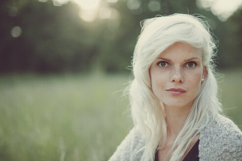 Porträt eines blonden Mädchens im Sommer - ANHF000015