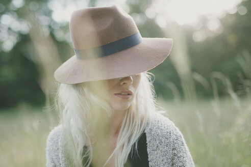 Girl with hat in summer - ANHF000019