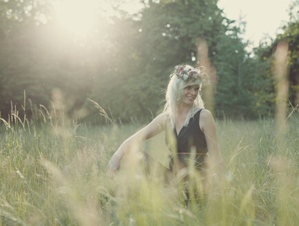 Sommer, Mädchen mit Blumen im Haar bei Sonnenuntergang - ANHF000020