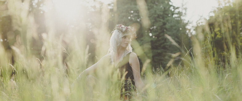 Mädchen mit Blumen im Haar bei Sonnenuntergang - ANHF000021