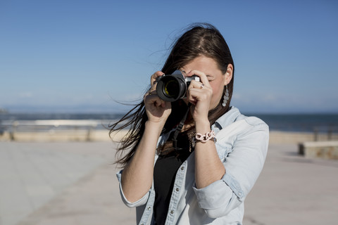 Junge Frau mit Kamera, lizenzfreies Stockfoto