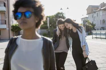 Junge Frau mit Sonnenbrille in der Stadt mit ihren Freunden - MAUF000474