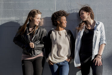 Three young women leaning on wall - MAUF000483