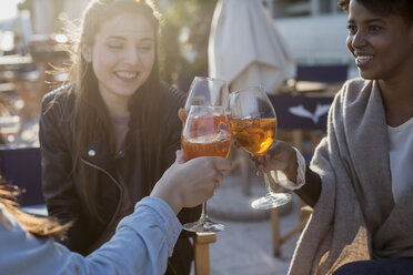 Junge Frauen sitzen in einer Bar und trinken einen Aperitif - MAUF000485