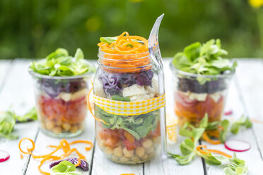Regenbogensalat im Glas mit Kichererbsen, Tomaten, Karotten, Rotkohl, roten Radieschen, Kopfsalat und Fetakäse - SARF002695