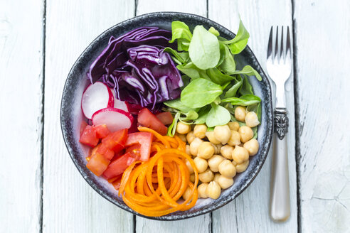 Regenbogensalat in einer Schüssel mit Kichererbsen, Tomaten, Karotten, Rotkohl, roten Radieschen und Kopfsalat - SARF002696