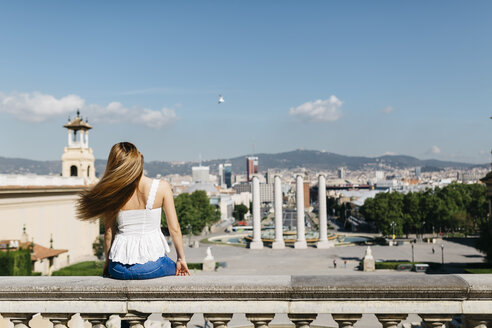 Spanien, Barcelona, Junge Frau genießt Blick auf die Stadt - JRFF000547