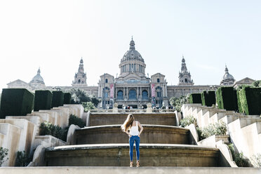 Spanien, Barcelona, Junge Frau auf Besichtigungstour vor einem Museum - JRFF000550