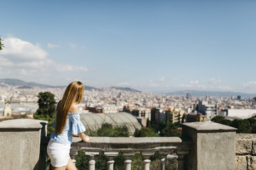 Spanien, Barcelona, Junge Frau genießt Blick auf die Stadt - JRFF000555