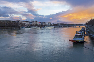 Frankreich, Lyon, Fluss Saone bei Sonnenuntergang - JUNF000509