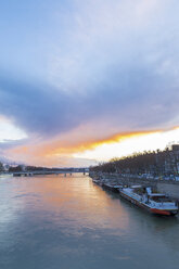 Frankreich, Lyon, Fluss Saone bei Sonnenuntergang - JUNF000510
