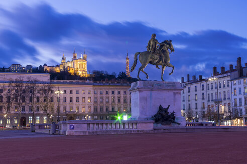 Frankreich, Lyon, Place Bellecour mit Statue von Ludwig XIV. am Abend - JUNF000512