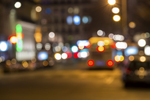 Frankreich, Lyon, Verkehr bei Nacht, lizenzfreies Stockfoto