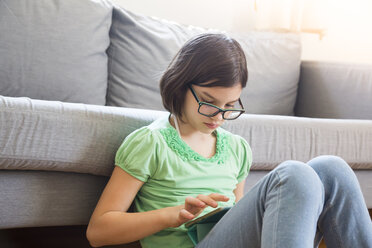 Mädchen benutzt digitales Tablet zu Hause - LVF004788
