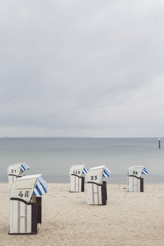 Deutschland, Timmendorfer Strand mit vermummten Strandkörben, lizenzfreies Stockfoto