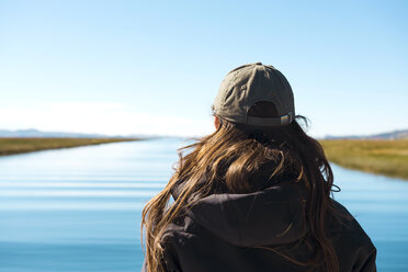 Peru, Puno, Frau mit Blick auf den Titicacasee - GEMF000872