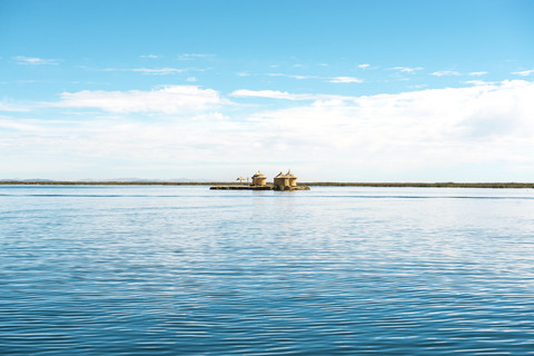 Peru, Titicacasee, Uros Schwimmende Schilfinsel, lizenzfreies Stockfoto