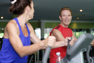 Älteres Paar trainiert im Fitnessstudio - ABAF002000