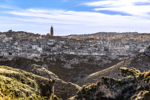 Italien, Basilikata, Matera, Altstadt, Blick auf die Sassi von Matera, La Gravina di Matera, Parco della Murgia Materana - CSTF001040