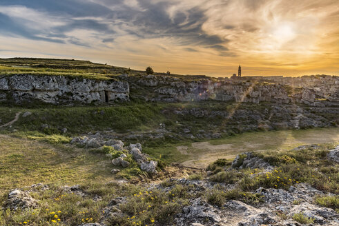 Italien, Basilikata, Matera, Altstadt, Blick auf die Sassi von Matera, Parco della Murgia Materana am Abend - CSTF001041