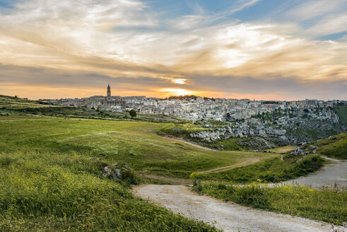 Italien, Basilikata, Matera, Altstadt, Blick auf die Sassi von Matera, Parco della Murgia Materana am Abend - CSTF001042