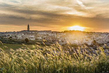 Italien, Basilikata, Matera, Altstadt, Blick auf die Sassi von Matera, Parco della Murgia Materana am Abend - CSTF001043