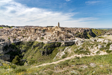 Italien, Basilikata, Matera, Blick auf die Sassi von Matera und La Gravina di Matera, Parco della Murgia Materana - CSTF001044