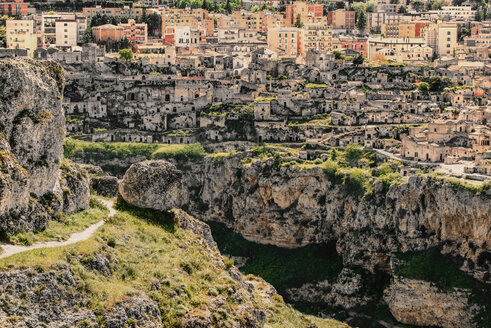 Italien, Basilikata, Matera, Blick auf die Sassi von Matera und La Gravina di Matera, Parco della Murgia Materana - CSTF001045