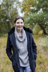 Porträt einer glücklichen Frau in der Natur - MAUF000502