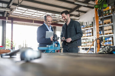 Ingenieur mit digitalem Tablet in der Werkstatt - DIGF000382