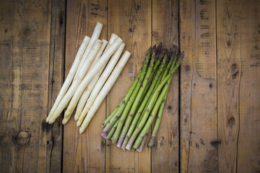 Weißer und grüner Spargel auf Holz - LVF004790