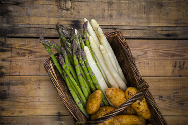 White and green asparagus and new potatoes in wickerbasket - LVF004792