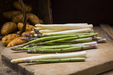 Grüner und weißer Spargel auf Holzbrett - LVF004797