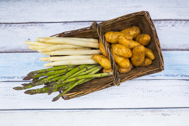 Weißer und grüner Spargel und neue Kartoffeln im Weidenkorb - LVF004798