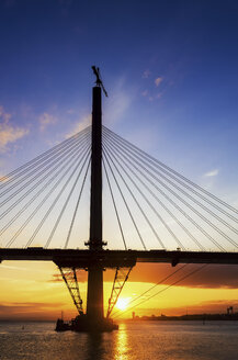 Schottland, Bau der Queensferry Crossing Bridge bei Sonnenuntergang - SMAF000453