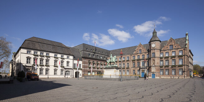 Deutschland, Düsseldorf, Blick auf das Rathaus am Marktplatz mit dem Reiterstandbild von Jan Wellem - WIF003323