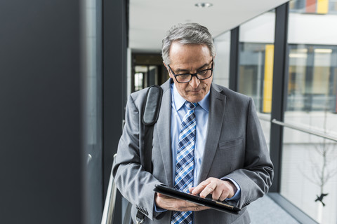 Älterer Geschäftsmann mit digitalem Tablet, lizenzfreies Stockfoto