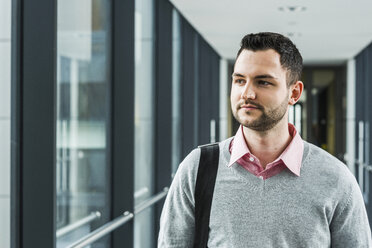 Junger Mann auf Büroetage - UUF007162